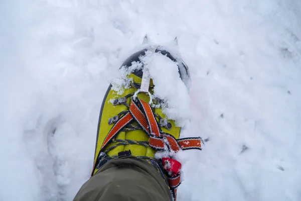 雪と氷の間の安全な旅行のためのクランポン付き登山ブーツ — ストック写真