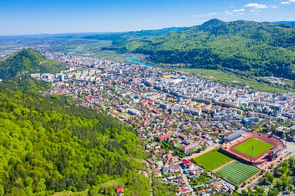 上から見た緑の街ルーマニアのピアトラ ネーム山の街 — ストック写真