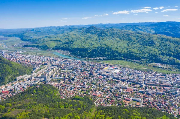 ルーマニアの山岳都市カルパティア ピアトラの街並み上からネーム — ストック写真