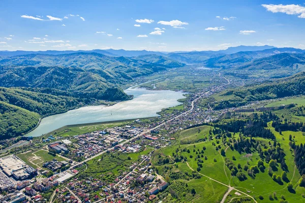 Čerstvě Zelené Horské Údolí Jaře Město Piatra Neamt Rumunských Karpat — Stock fotografie