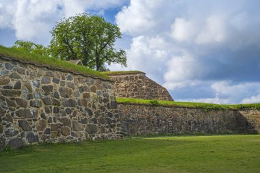 Akershus Kalesi 'nde ortaçağ savunma duvarları. Akershus Kalesi, Norveç 'in başkenti Oslo' da bulunan bir ortaçağ kalesidir. Kale 13. yüzyılın sonlarında şehri korumak için inşa edildi ve Norveç 'in ikametgahıydı.