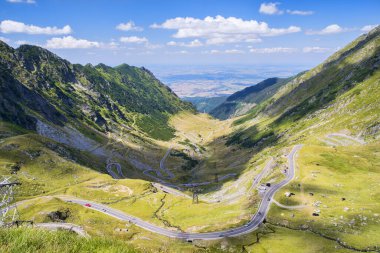 Transfagarasan Yolu Romanya 'da bulunan ünlü ve görkemli bir dağ yoludur. Dünyanın en manzaralı turistlerinden biri olarak kabul edilen etkinlik, dünyanın dört bir yanından turistlerin ve araba meraklılarının ilgisini çekiyor. Yol çarpıcı olmasıyla ünlüdür.