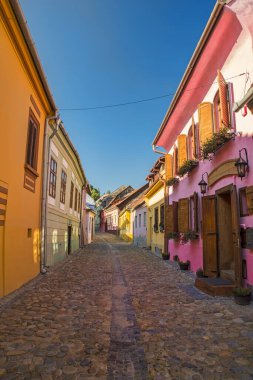 Renkli evler, Sighisoara 'nın ortaçağ kalesindeki yerleşim alanı..