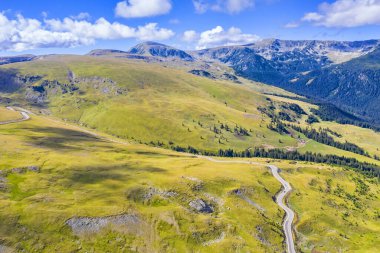 Transalpina, Romanya 'da yüksek rakımlı bir dağ yoludur ve ülkenin en manzaralı ve görkemli sürücülerinden biridir. Transilvanya ve Oltenia bölgelerini birbirine bağlayan Karpat Dağları 'ndan geçer..