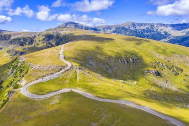 Transalpina, Romanya 'da yüksek rakımlı bir dağ yoludur ve ülkenin en manzaralı ve görkemli sürücülerinden biridir. Transilvanya ve Oltenia bölgelerini birbirine bağlayan Karpat Dağları 'ndan geçer..