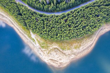 Transfagarasan, Romanya 'nın Transilvanya ve Eflak bölgelerini birleştirerek Güney Karpatlar' ı geçen görkemli ve dolambaçlı bir dağ yoludur. Yol genellikle dünyadaki en manzaralı sürüş olarak adlandırılır..