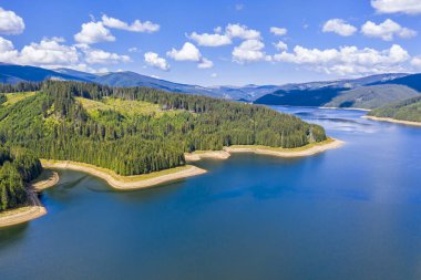 Transfagarasan, Romanya 'nın Transilvanya ve Eflak bölgelerini birleştirerek Güney Karpatlar' ı geçen görkemli ve dolambaçlı bir dağ yoludur. Yol genellikle dünyadaki en manzaralı sürüş olarak adlandırılır..