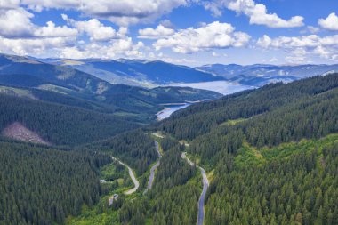 Transfagarasan, Romanya 'nın Transilvanya ve Eflak bölgelerini birleştirerek Güney Karpatlar' ı geçen görkemli ve dolambaçlı bir dağ yoludur. Yol genellikle dünyadaki en manzaralı sürüş olarak adlandırılır..