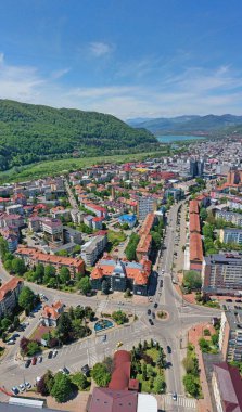Piatra Neamt 'ta sokak altyapısı yukarıdan izleniyor. Bu şehir görkemli Karpat Dağları tarafından çerçevelenmiş ve yukarıdan görülebilen nefes kesici bir manzara yaratıyor..