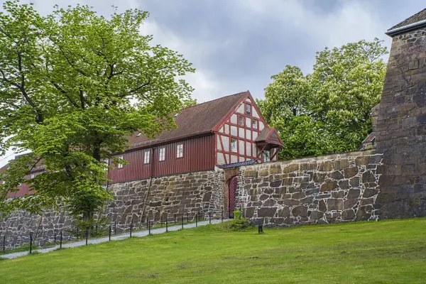 Akershus Kalesi yakınlarındaki yarı keresteli binalar. Akershus Kalesi, Norveç 'in başkenti Oslo' da bulunan bir ortaçağ kalesidir. Kale 13. yüzyılın sonlarında şehri korumak için inşa edildi ve No.