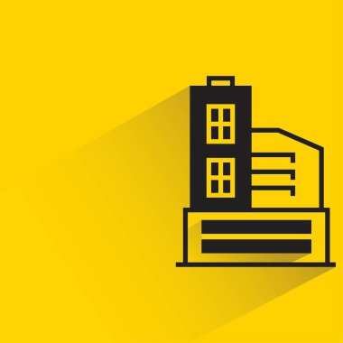 sarı arka planda gölgesi olan ofis binası