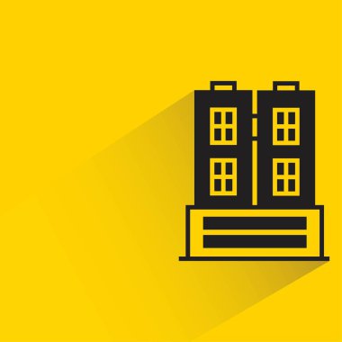 sarı arka planda gölgesi olan ofis binası