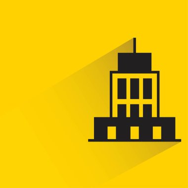 Sarı arka planda gölgesi olan ofis kulesi