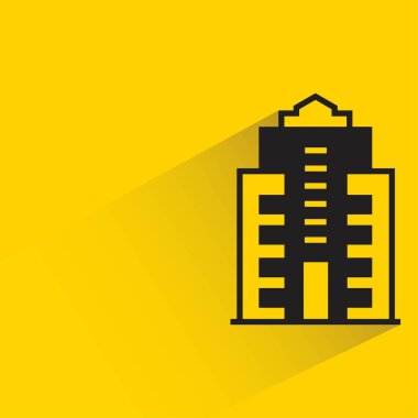 Sarı arka planda gölgesi olan ofis kulesi