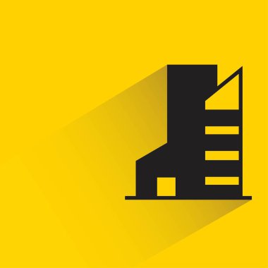 Sarı arka planda gölgesi olan ofis kulesi