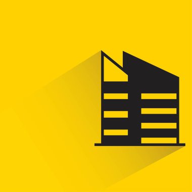 sarı arka planda gölgesi olan ofis binası