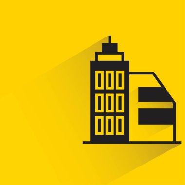 sarı arka planda gölgesi olan ofis binası