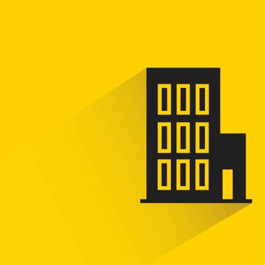 sarı arka planda gölgesi olan ofis binası