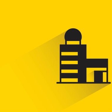 sarı arka planda gölgesi olan ofis binası