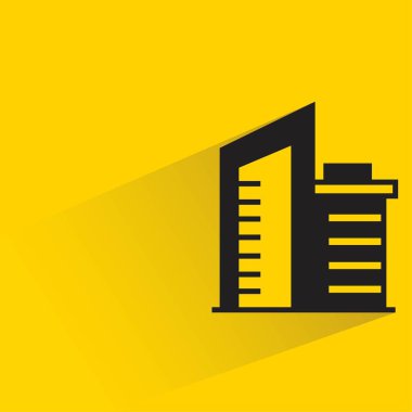 sarı arka planda gölgesi olan ofis binası