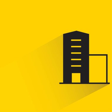sarı arka planda gölgesi olan ofis binası