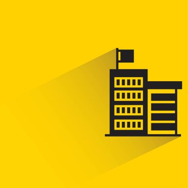 sarı arka planda gölgesi olan ofis binası