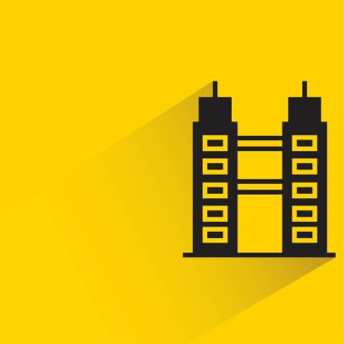 sarı arka planda gölgesi olan ofis binası
