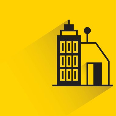 sarı arka planda gölgesi olan ofis binası