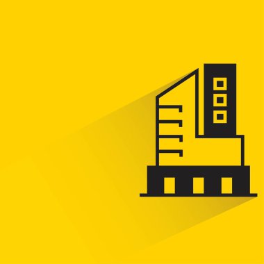 sarı arka planda gölgesi olan ofis binası