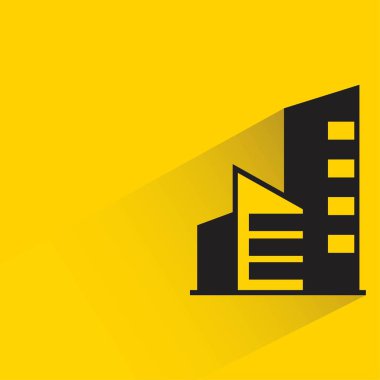 sarı arka planda gölgesi olan ofis binası
