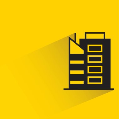 sarı arka planda gölgesi olan ofis binası