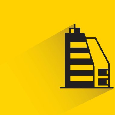 Sarı arka planda gölgesi olan ofis kulesi