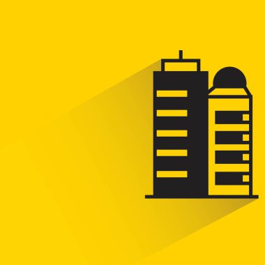 Sarı arka planda gölgesi olan ofis kulesi