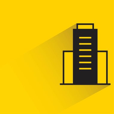 Sarı arka planda gölgesi olan ofis kulesi