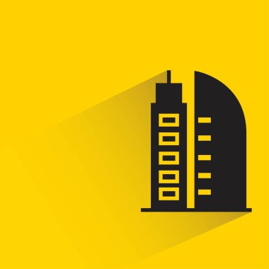 Sarı arka planda gölgesi olan ofis kulesi
