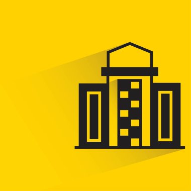 Sarı arka planda gölgesi olan ofis kulesi