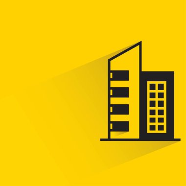 Sarı arka planda gölgesi olan ofis kulesi