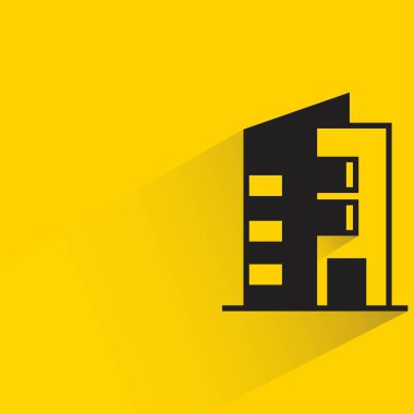 Sarı arka planda gölgesi olan ofis kulesi