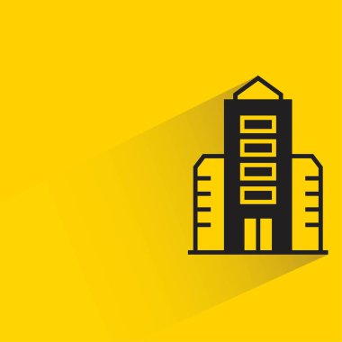 Sarı arka planda gölgesi olan ofis kulesi