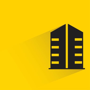 Sarı arka planda gölgesi olan ofis kulesi