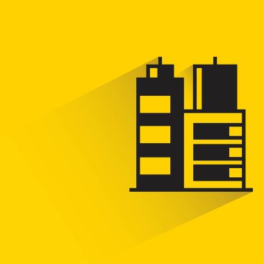 Sarı arka planda gölgesi olan ofis kulesi