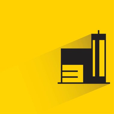 Sarı arka planda gölgesi olan ofis kulesi