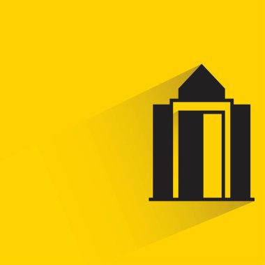 Sarı arka planda gölgesi olan ofis kulesi