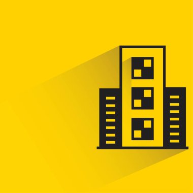 Sarı arka planda gölgesi olan ofis kulesi