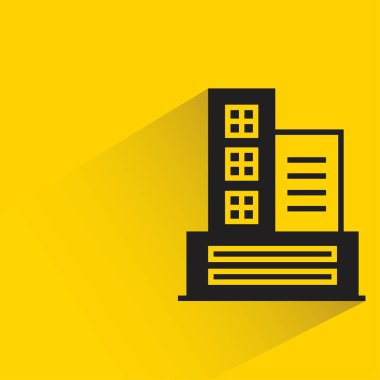 Sarı arka planda gölgesi olan ofis kulesi