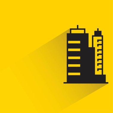 Sarı arka planda gölgesi olan ofis kulesi