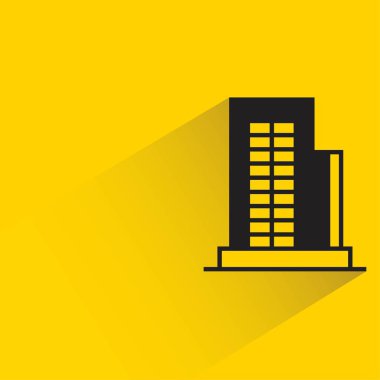 sarı arka planda gölgesi olan apartman ve apartman