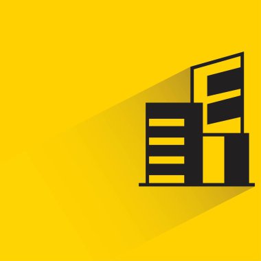 sarı arka planda gölgesi olan apartman ve apartman
