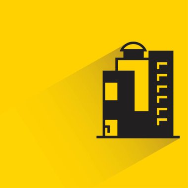 sarı arka planda gölgesi olan apartman ve apartman