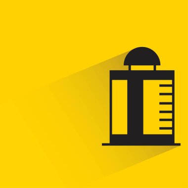 sarı arka planda gölgesi olan apartman ve apartman